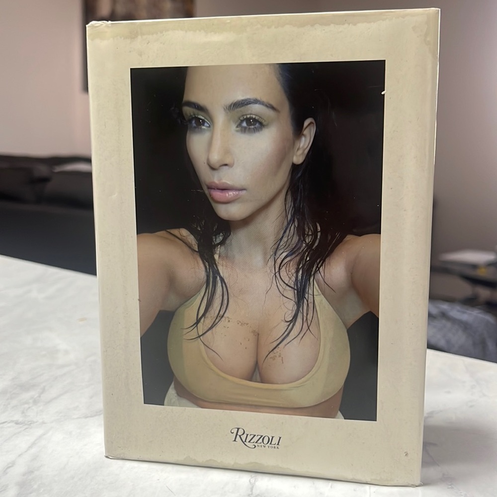 KIM KARDASHIAN SELFIE BOOK SIGNED BRAND NEW!